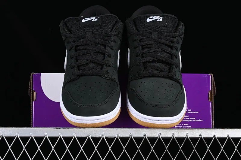 All Categories Nk SB Dunk Series Nk SB Dunk Low Low-top sneakers Nk SB Dunk Low "Black Gum" Raw rubber black and white SB low-top casual sneakers CD2563-006